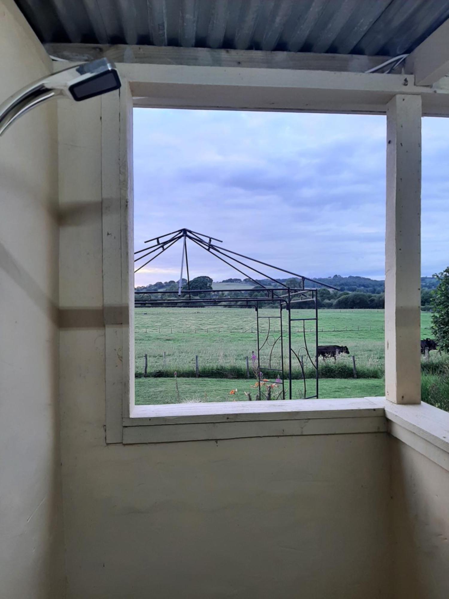 Off Grid Rosie Sheperd Hut And Summerhouse Plus 1 Acre At Tanyrallt Διαμέρισμα Llanybyther Εξωτερικό φωτογραφία